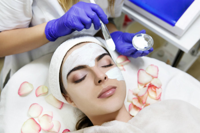 Esteticista aplicando colageno en rostro