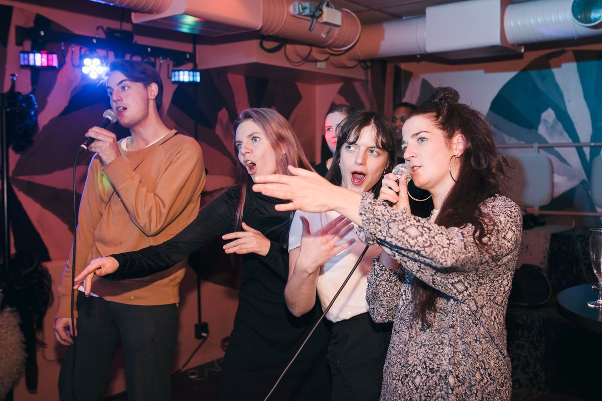 opiskelijat laulavat karaokea yksityisessä karaokehuoneessa