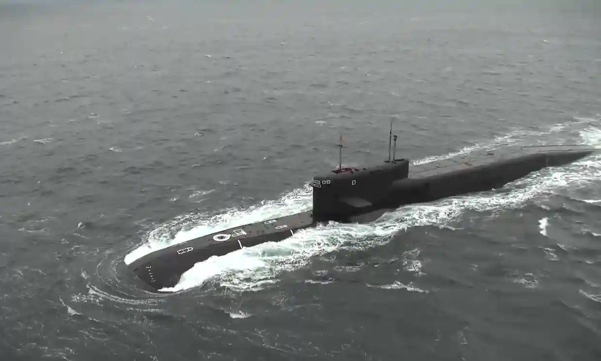 Російський атомний підводний човен “Тула” у Баренцевому морі перед запуском балістичної ракети на полігоні “Кура” в жовтні 2022-го року. Світлина оприлюднена журналістами Reuters, яку раніше поширювали в Мінобороні та на сайті стокових фото (Shutterstock)