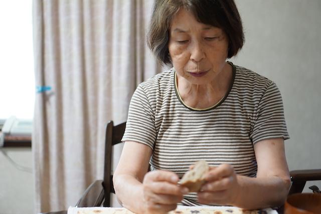 人, テーブル, 室内, 食べ物 が含まれている画像

自動的に生成された説明