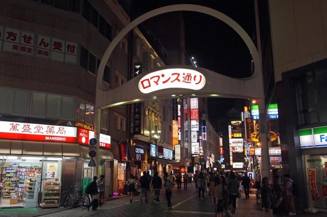 夜の街の店の正面と入り口

自動的に生成された説明