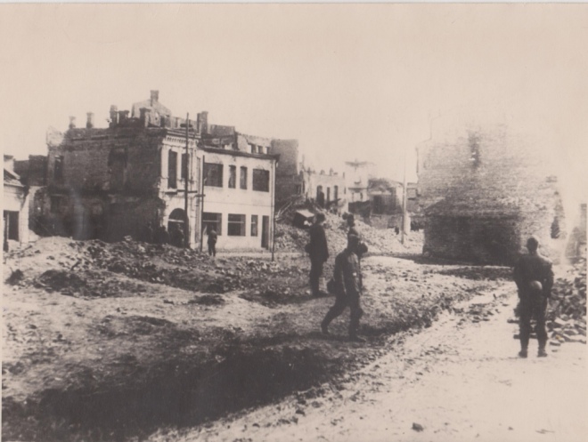 Вояки вермахту на фоні луцьких руїн