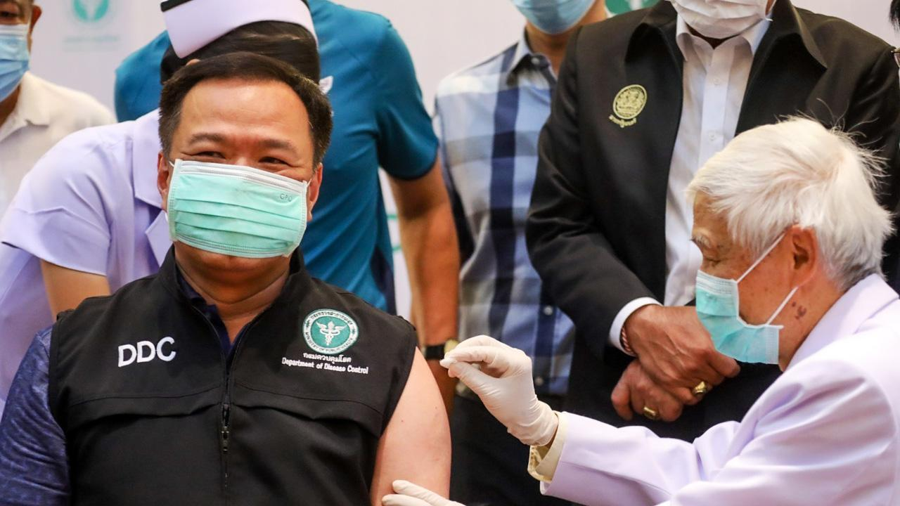 “นพ.ยง” ย้ำประชาชนอย่ากังวลใจเรื่องวัคซีน ชี้ทั้ง 2 ยี่ห้อประสิทธิภาพไม่ต่างกัน_02