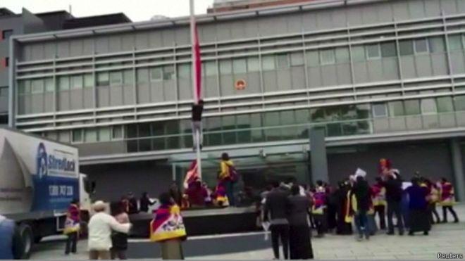 西藏示威者闯入领事馆范围