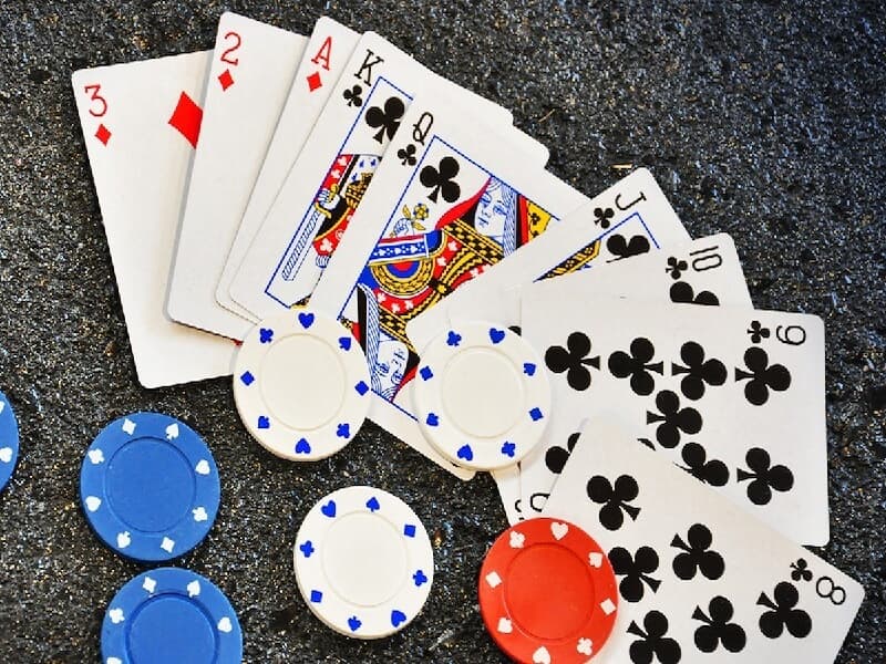 Game bài Poker cũng sử dụng bộ bài 52 lá như các game bài khác. 