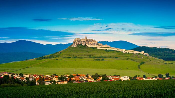 Dịch vụ làm visa Slovakia - Một thảo nguyên mênh mông với toà lâu đài cổ toạ lạc trên đỉnh đồi ở Slovakia