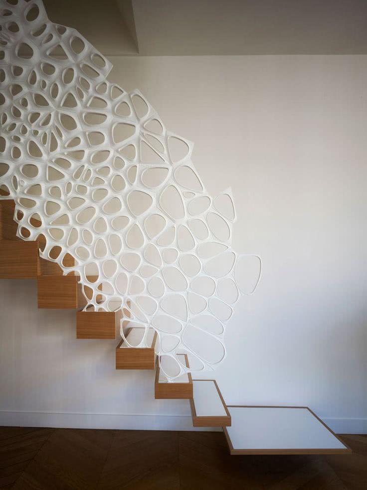 Escada de madeira com degraus pendentes na parede e corrimão feito de chapa metálica  branca personalizada
