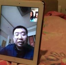 权律师江天勇于3月2日下午4点，回到他父母家。图为与妻女视频通话。（金变玲提供/民生观察）