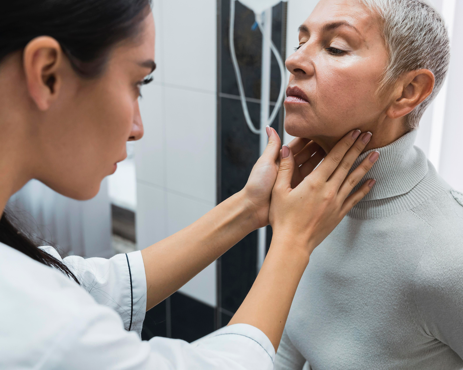 médico verificando o pescoço de um paciente
