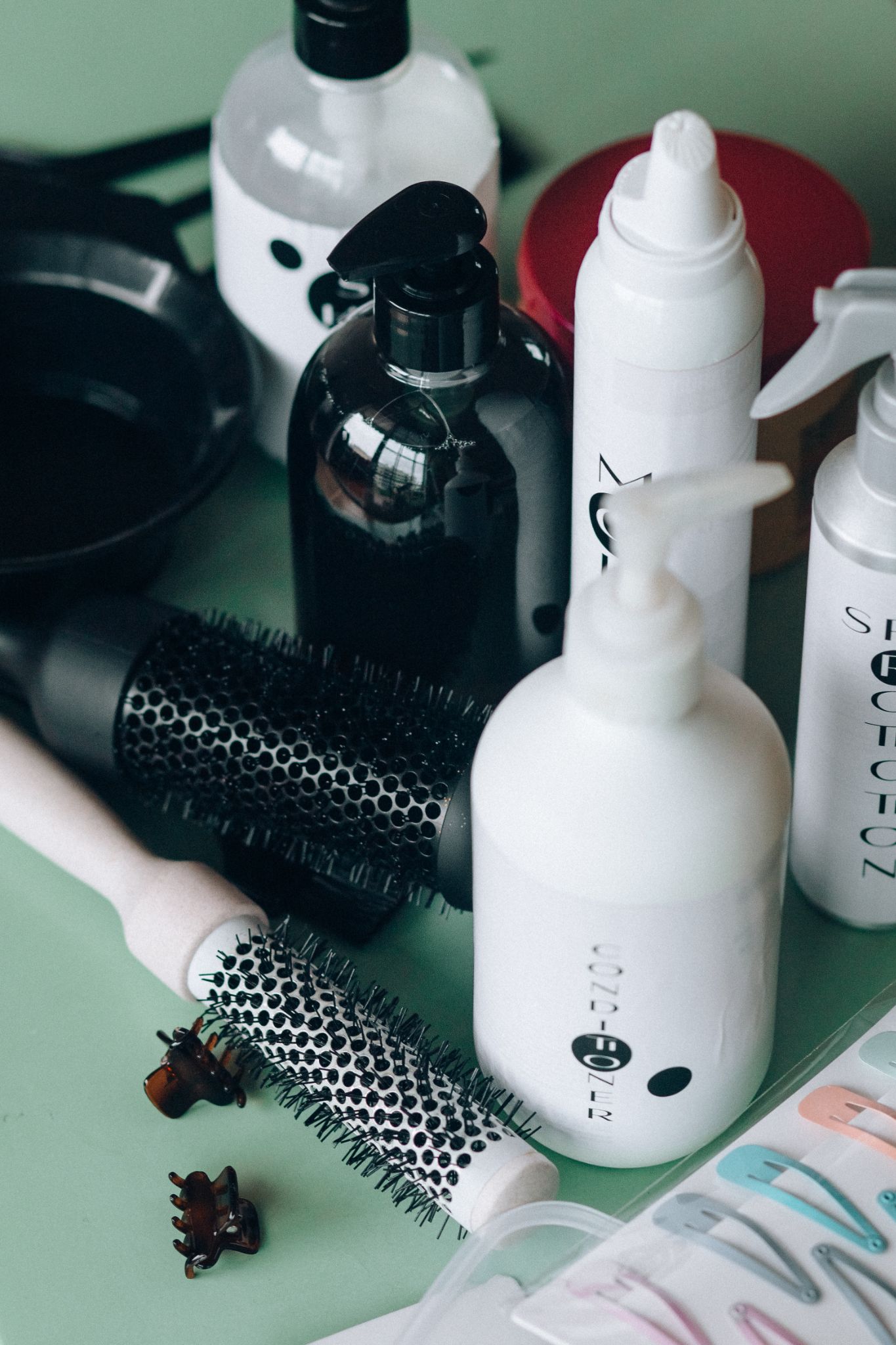 Acessórios capilares, como escovas, presilhas e clipes de cabelo, além de recipientes com produtos. Todos os itens necessários para se pintar o cabelo sozinha em casa.