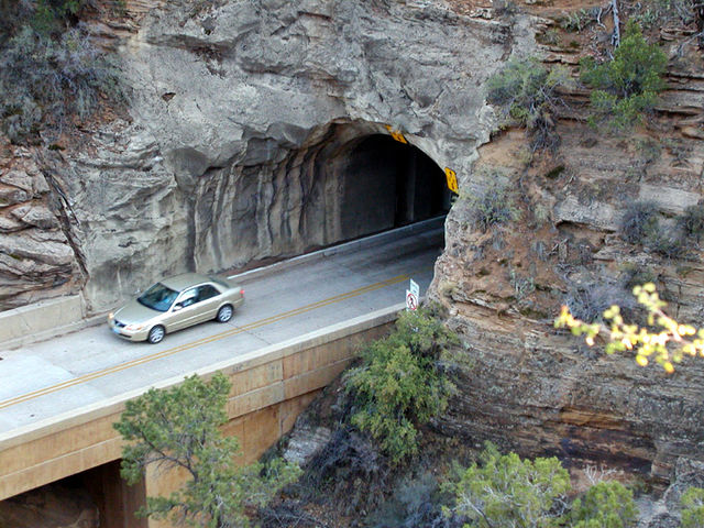 640px-Zion-Mount_Carmel_Tunnel.jpg