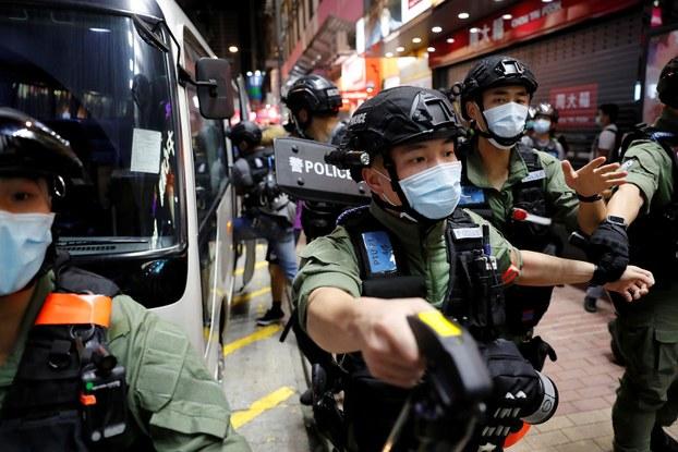 2020年9月6日,香港防暴警察驱散示威者。(路透社)
