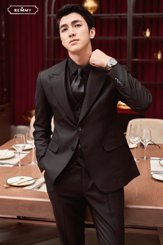 Mẫu vest đen, ve to đột chỉ, 2 khuy cài