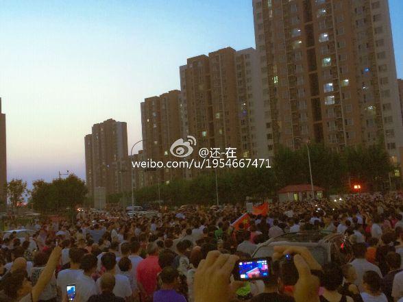 天津上千市民连日游行示威抗议钢厂污染环境