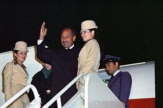 http://upload.wikimedia.org/wikipedia/commons/thumb/0/04/Anwar_el-Sadat_waving_goodbye.jpg/320px-Anwar_el-Sadat_waving_goodbye.jpg