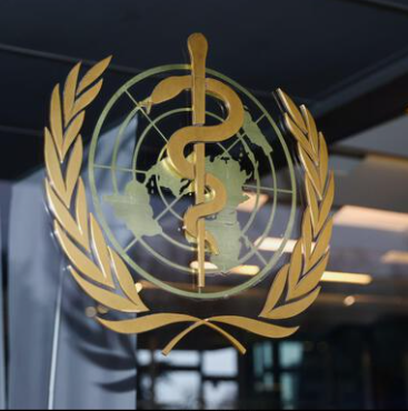 Fotografía del Logotipo de OMS, Que hoy, 12 abril 2023, registra primera muerte por Gripe aviar en China
