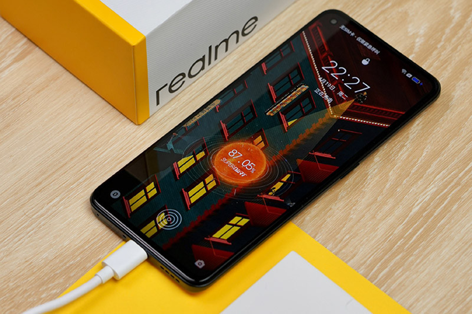 Realme Q5 Pro sở hữu thiết kế độc đáo, ngoại hình ấn tượng.