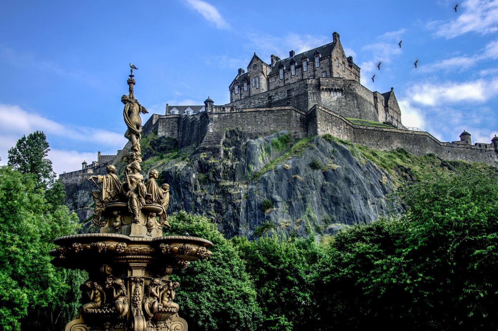 Make the Most of Your Layover at Edinburgh Airport: A Traveler's Guide to Exploring Scotland's Capital