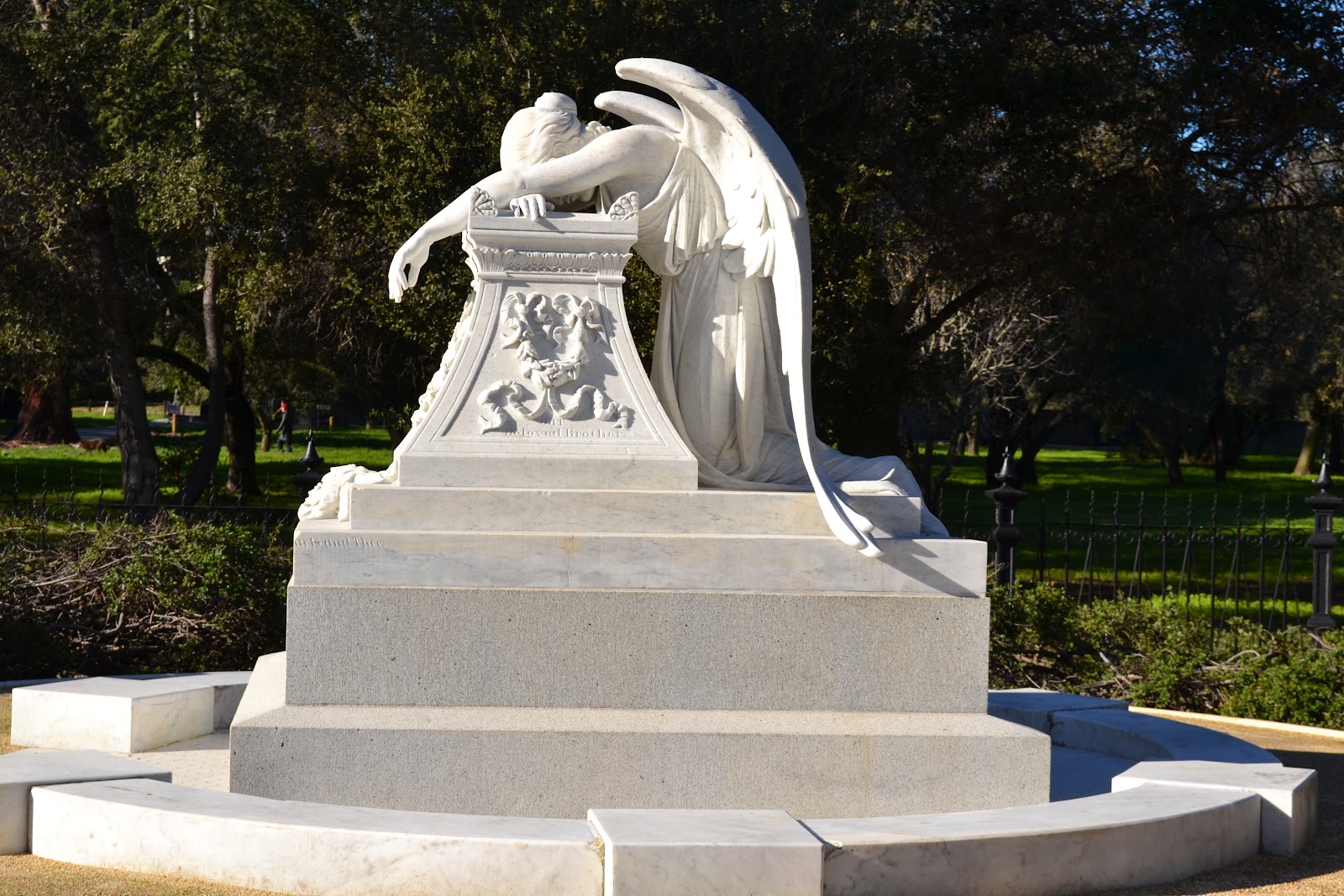 https://upload.wikimedia.org/wikipedia/commons/9/93/Angel_of_Grief_at_Stanford_University_profile_view.JPG