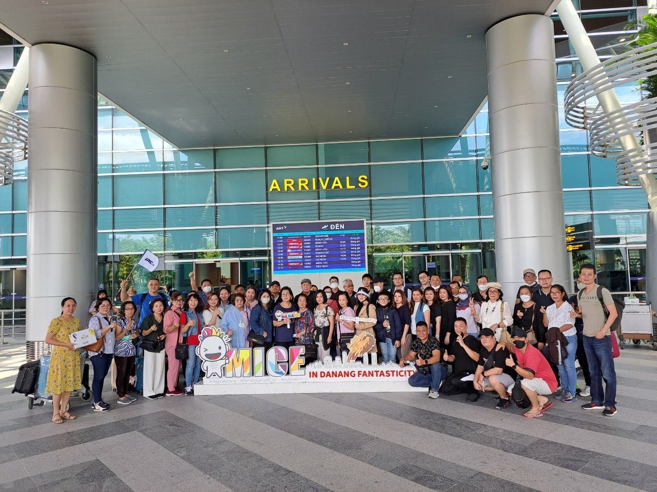 Indonesia group landed in Danang by SQ via Singapore, greeting by Danang Tourism Promotion 