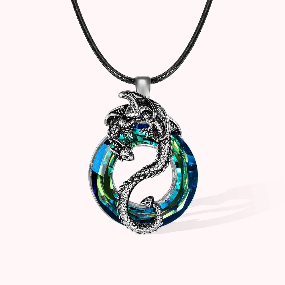 Collier portant un pendentif en forme d’anneau surmonté d’un dragon gris en acier.