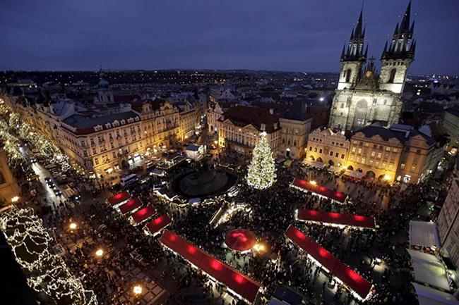 Quang cảnh một khu chợ trời bán đồ Giáng sinh ở Quảng trường Old Town, Prague, Cộng hòa Séc.   