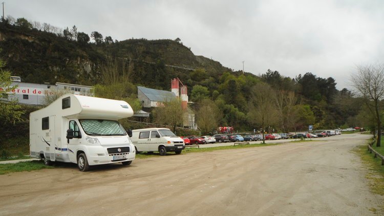 OUTARIZ, Parking_autocaravanas, Ourense.jpg