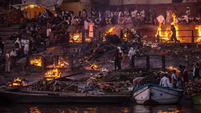 Hình ảnh một là hình ảnh Hỏa thiêu ở Varanasi - nơi người Ấn thèm được đến để chết. Họ cầu mong được hỏa táng dọc bờ sông Hằng linh thiêng để được siêu thoát. Mỗi lễ hỏa táng là một hội của người chết và gia đình