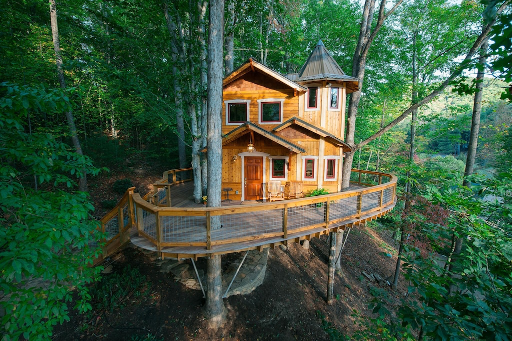 America’s Smallest Castle, North Carolina – Unique Treehouse Getaway with East Coast Charm