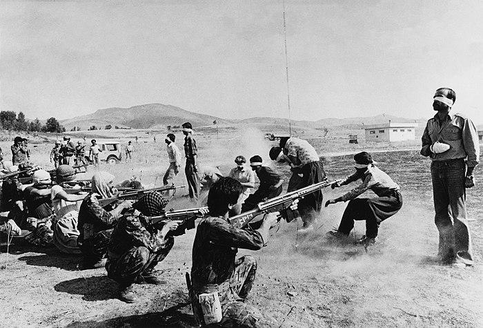 https://upload.wikimedia.org/wikipedia/commons/thumb/6/65/Firing_Squad_in_Iran.jpg/700px-Firing_Squad_in_Iran.jpg