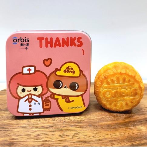 A small cookie on a table
Description automatically generated