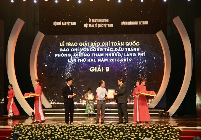 Đồng chí Phạm Minh Chính - Ủy viên Bộ Chính trị, Bí thư T.Ư Đảng, Trưởng Ban Tổ chức Trung ương trao giải cho nhà báo Đỗ Công Định.