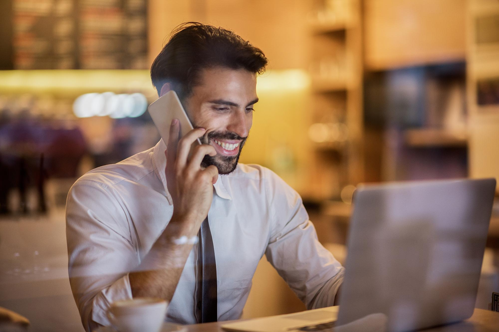 homem utilizando telefonia na nuvem