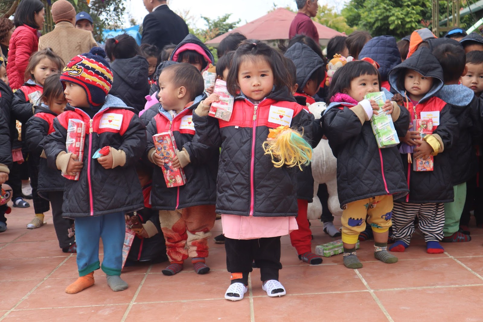 Các em nhỏ tại xã Phình Giàng