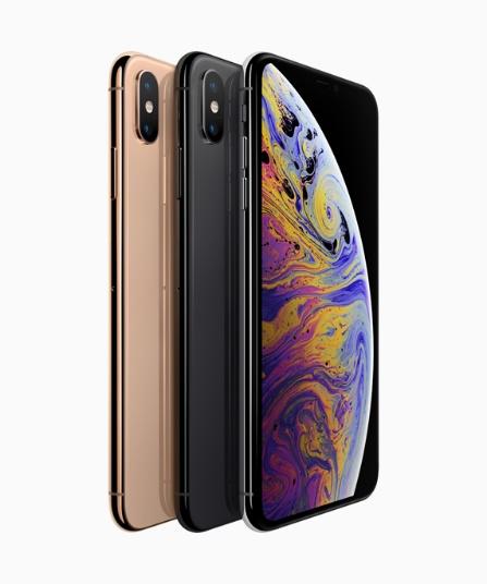The gold, space gray and silver finishes on iPhone Xs.