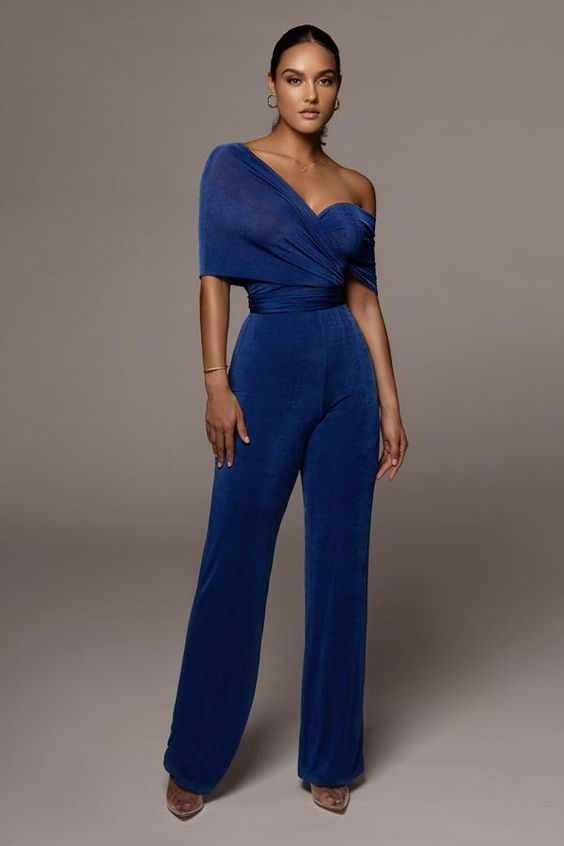 Jumpsuit styles: Gorgeous picture showing a lady looking classy rocking this look 