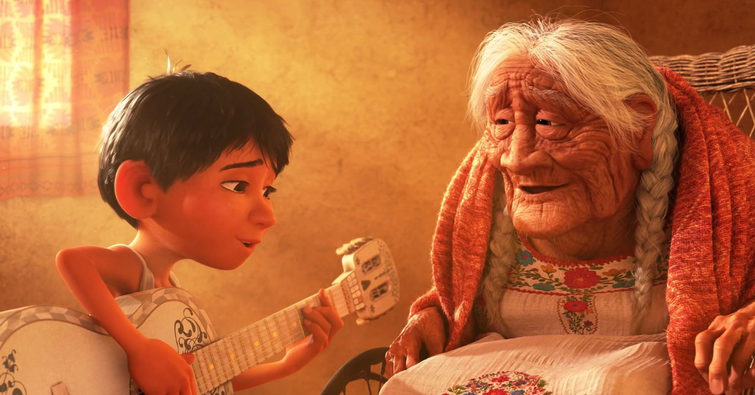 Um menino tocando violão para a bisavó ao seu lado, ambos com lágrimas nos olhos