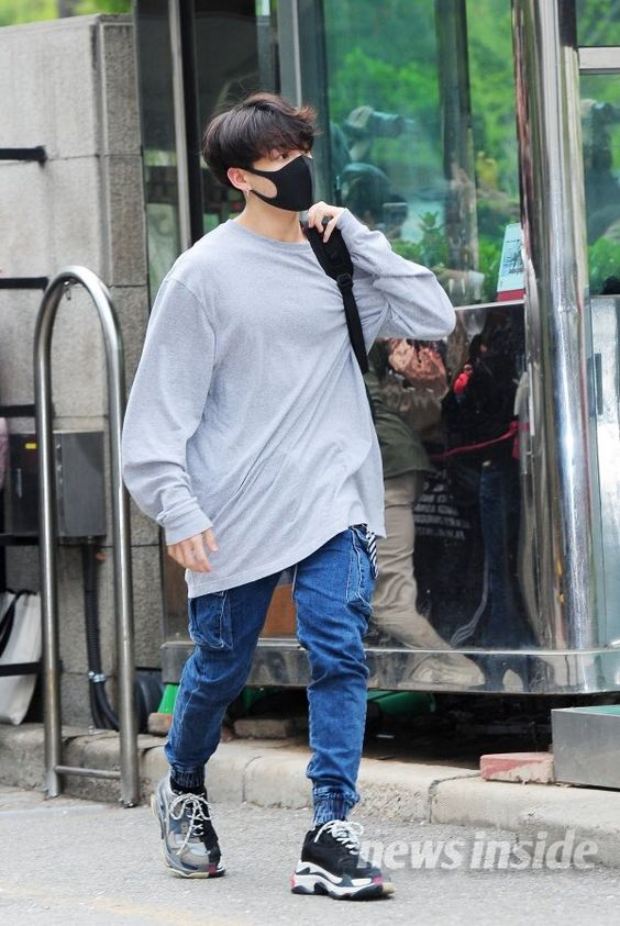 Tham khảo cách mix áo thun tay dài với quần jogger cực đẹp mắt của thành viên Jungkook-BTS