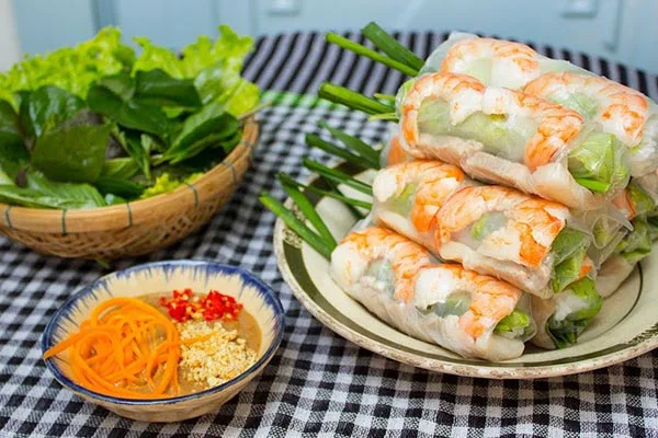 Gỏi cuốn tomyum cùng nhân tôm “siêu to” 
