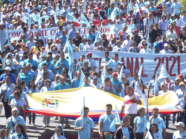 El Panal communards and members of the Alexis Vive Patriotic Force in a march against fascism and corruption. Caracas, April 2016. (Comuna El Panal)