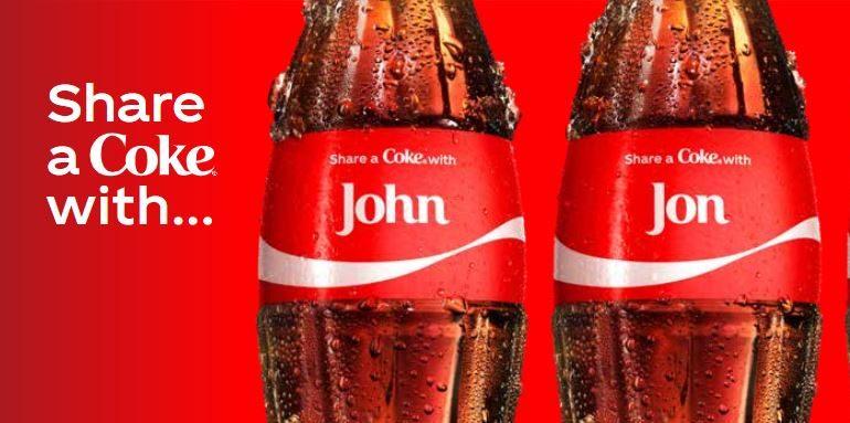 botella de Coca Cola con  nombres de  personas