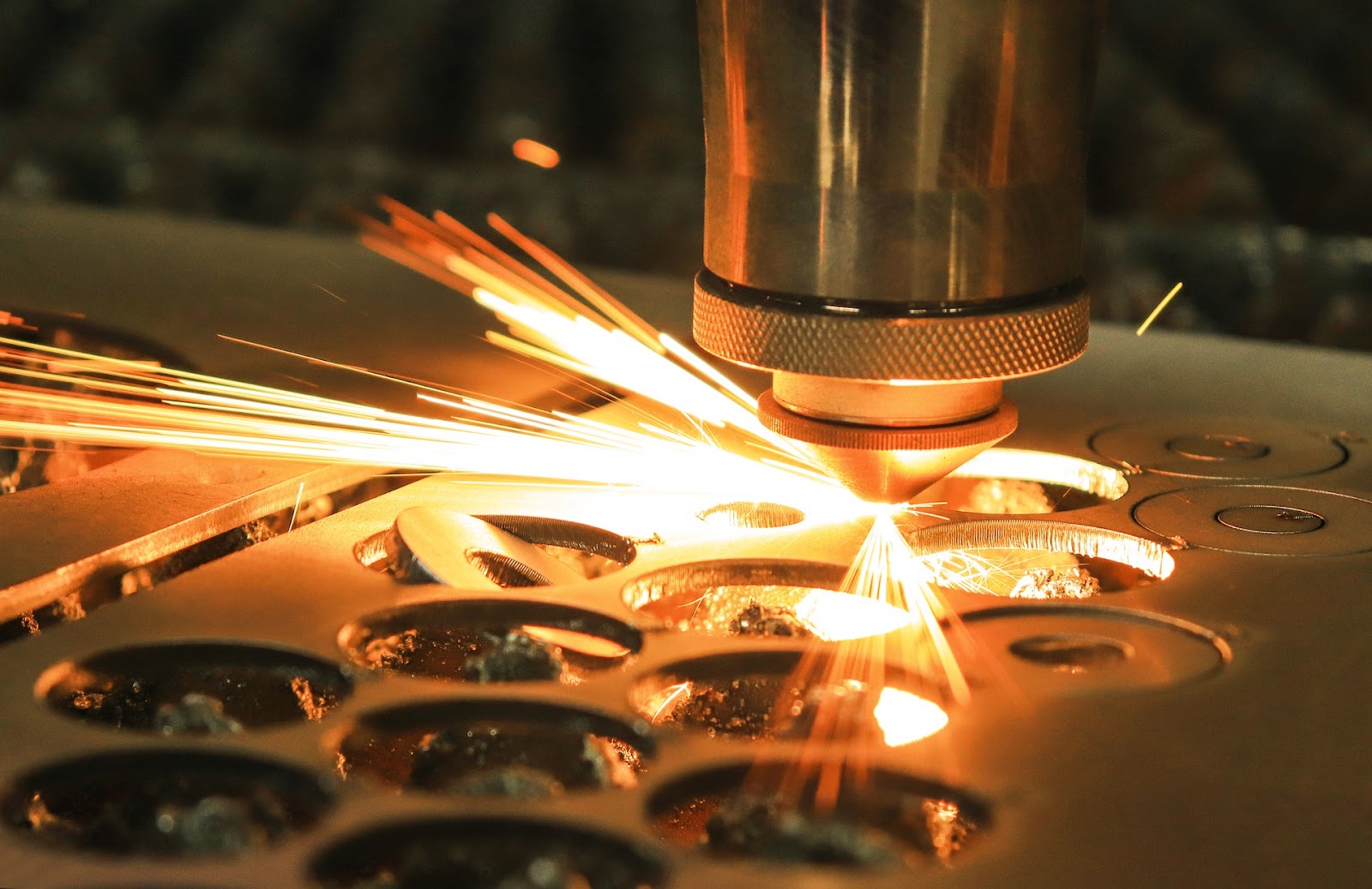 Application of metal cutting fluid defoamer in metal processing