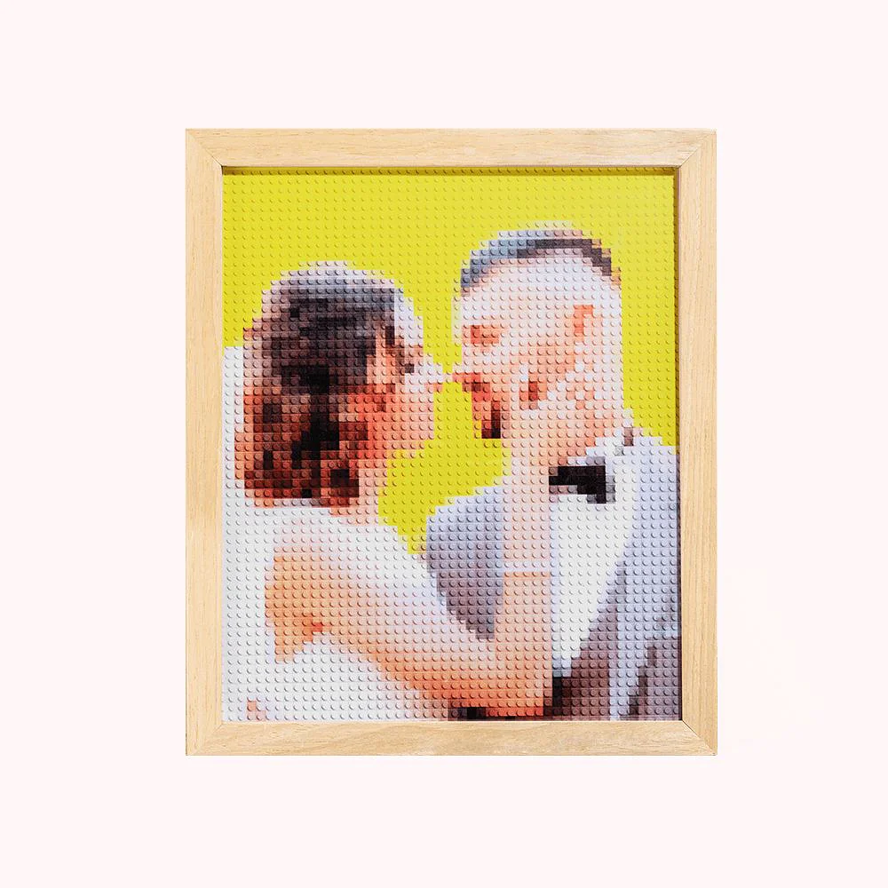 Photographie d’un couple de mariés, pixelisée et encadrée.