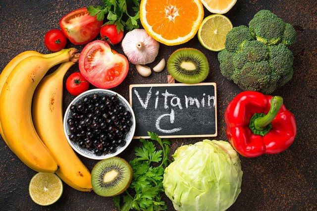 Một cách đơn giản tại nhà, dễ áp dụng nhất, đó là hãy cung cấp đầy đủ cho cơ thể bằng cách bổ sung vitamin C và B, kẽm, Lysine,...
