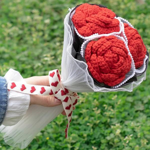 Hình ảnh minh họa: Hoa hồng được đan bằng len