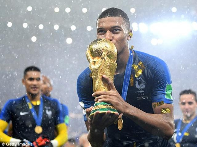 Mbappe ôm chiếc cúp vô địch World Cup 2018