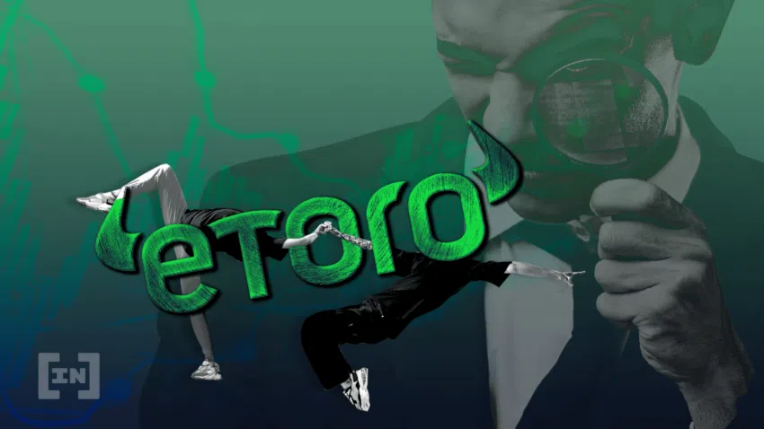 Man sieht das Etoro Logo als Schriftzug in der Mitte des Bildes. Ein Mann im Anzug sieht mit einer Lupe darauf. Zwei Personen ohne Köpfe tanzen um das Logo - Ein Bild von BeInCrypto.com.