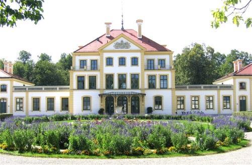 https://upload.wikimedia.org/wikipedia/commons/4/46/Schloss_Fuerstenried_Muenchen-1.jpg