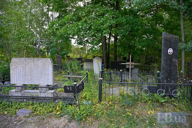 Частина 42-ї ділянки з цивільними похованнями