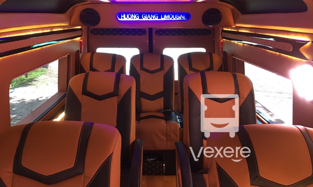 Nội thất xe Hương Giang Limousine đi Đà Nẵng từ Huế